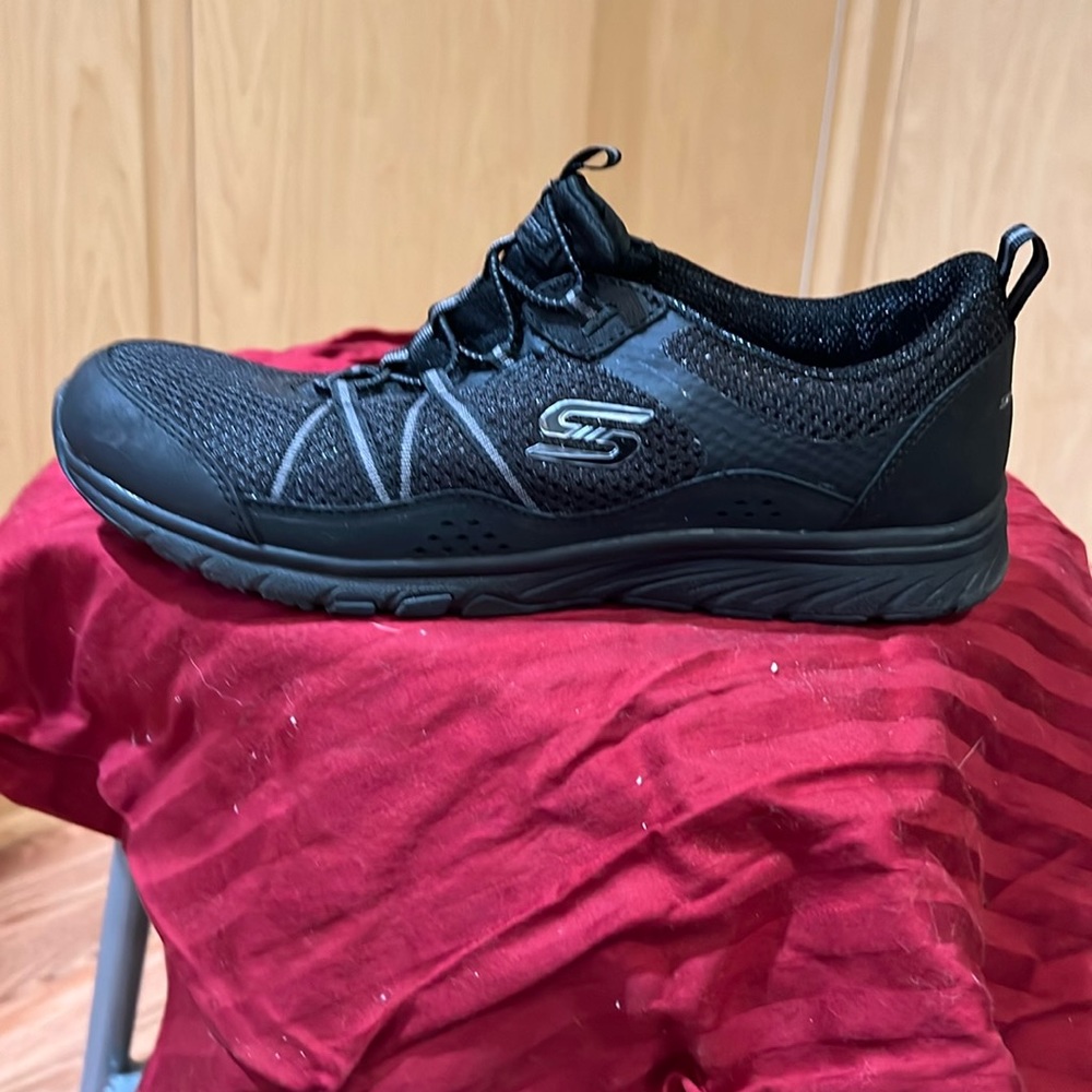 Skechers sport active no tie sneakers size 8 worn once black